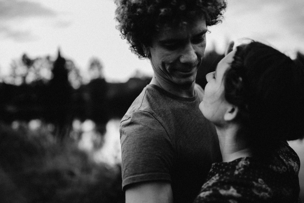 Babybauch Shooting am idyllischen Bergweiher