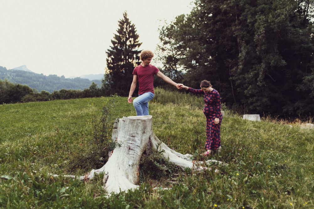 Babybauch Shooting am idyllischen Bergweiher