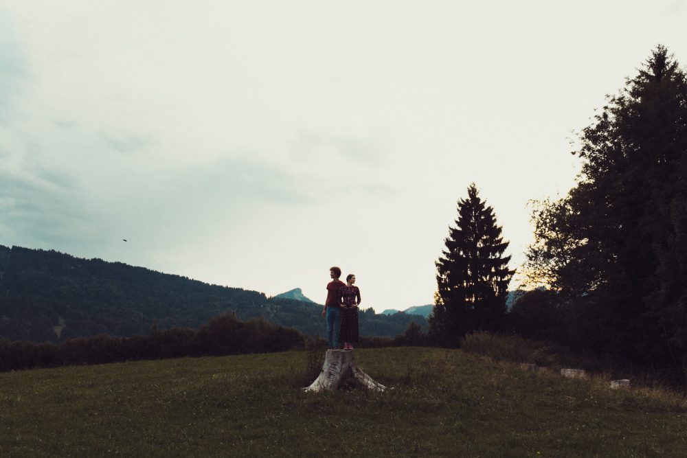 Babybauch Shooting am idyllischen Bergweiher