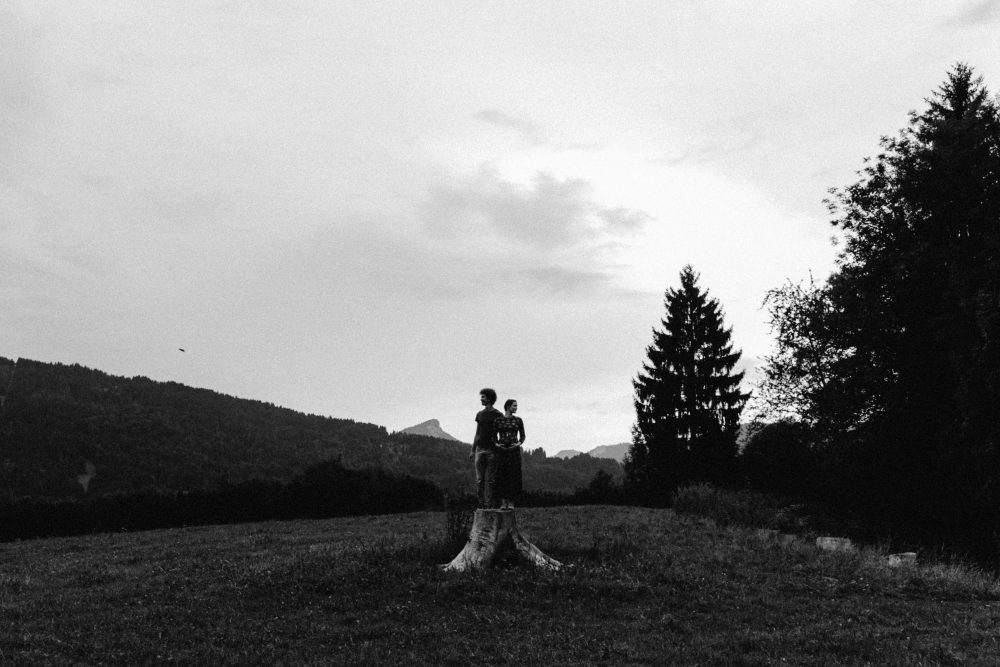 Babybauch Shooting am idyllischen Bergweiher