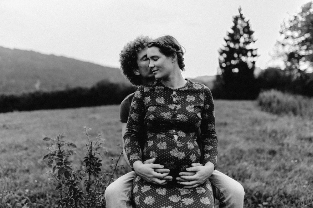 Babybauch Shooting am idyllischen Bergweiher