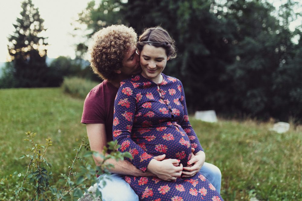 Babybauch Shooting am idyllischen Bergweiher
