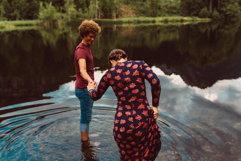 Babybauch Shooting am idyllischen Bergweiher