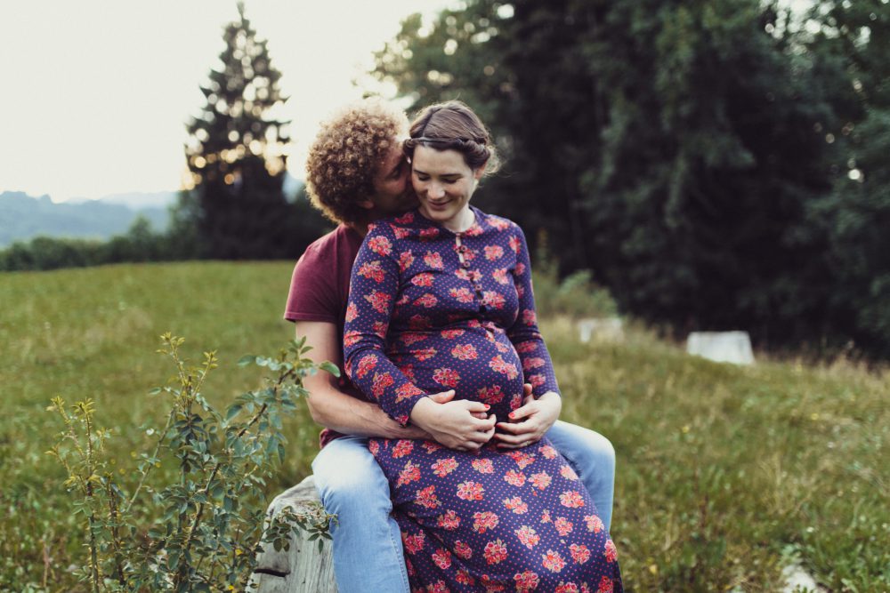 Babybauch Shooting am idyllischen Bergweiher