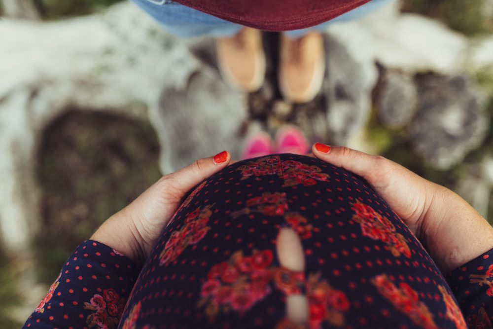 Babybauch Shooting am idyllischen Bergweiher