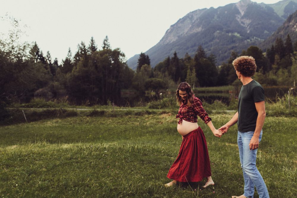 Babybauch Shooting am idyllischen Bergweiher