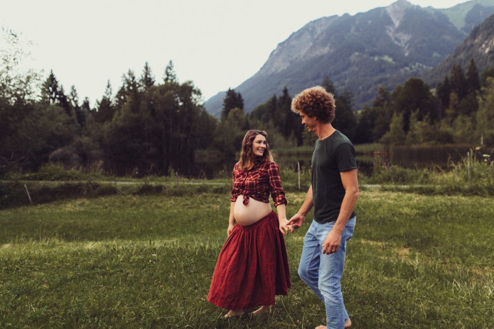 Babybauch Shooting am idyllischen Bergweiher