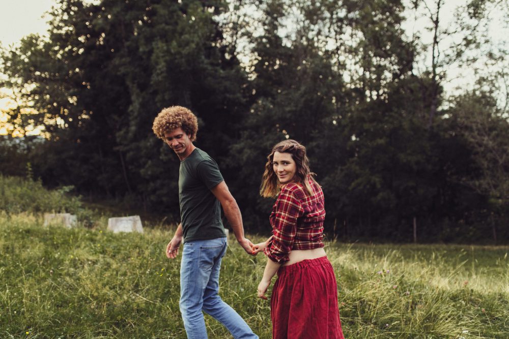 Babybauch Shooting am idyllischen Bergweiher