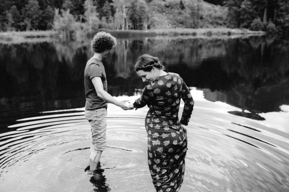 Babybauch Shooting am idyllischen Bergweiher