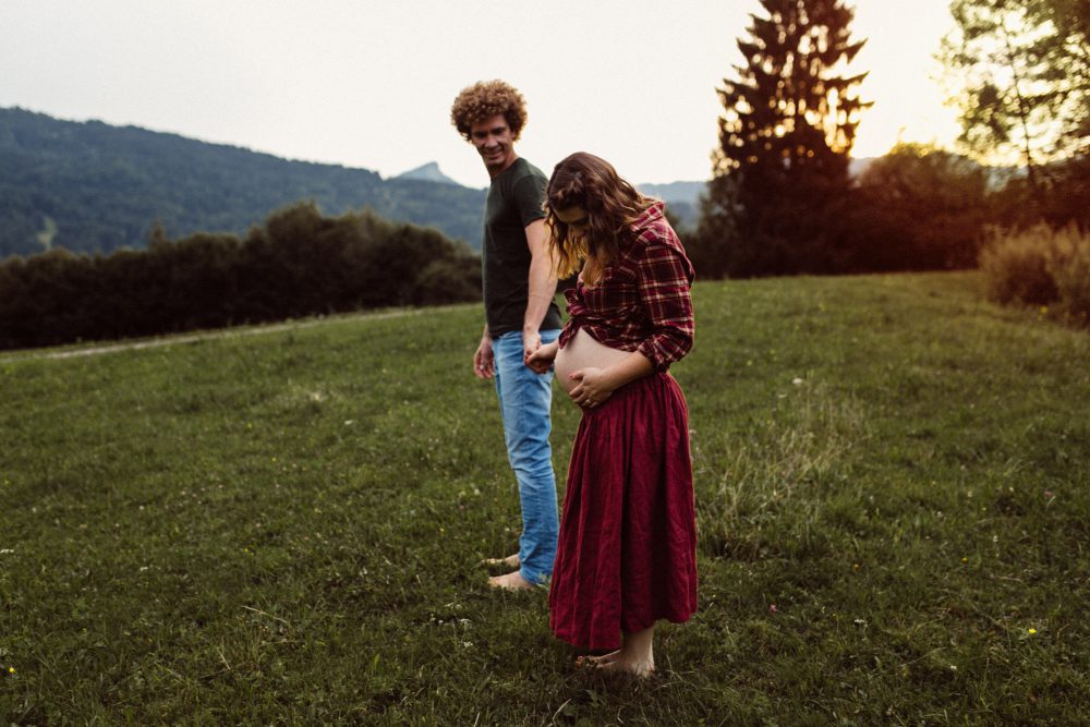 Babybauch Shooting am idyllischen Bergweiher