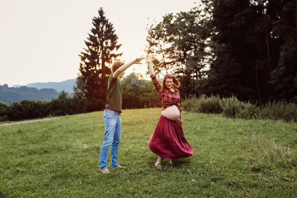 Babybauch Shooting am idyllischen Bergweiher