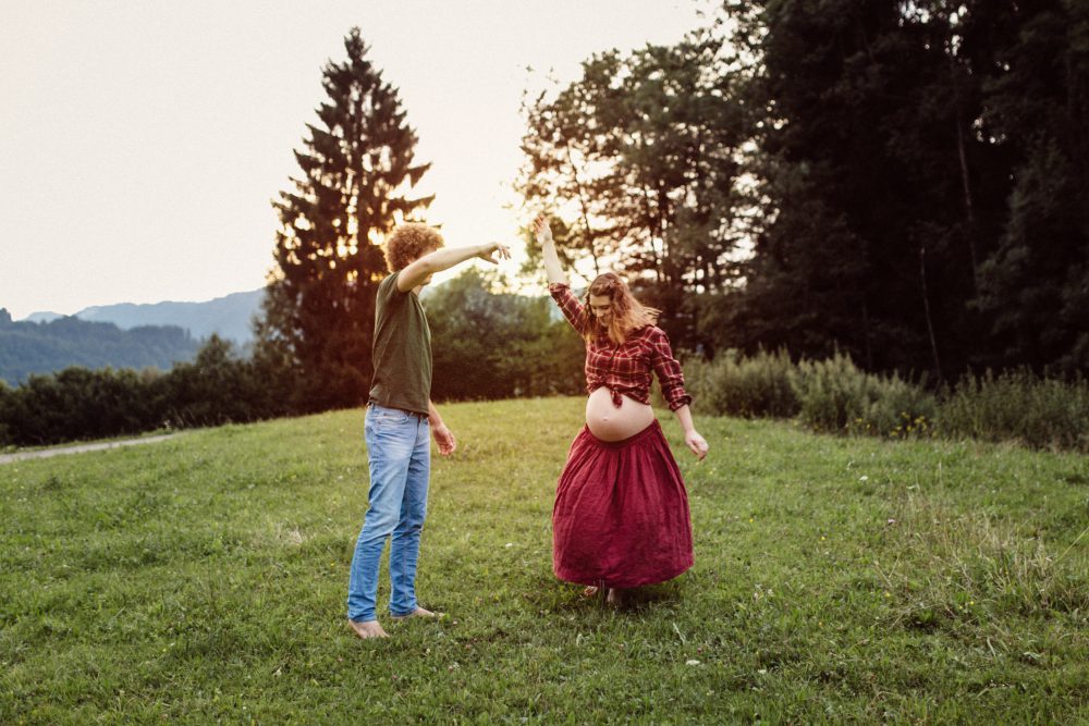 Babybauch Shooting am idyllischen Bergweiher