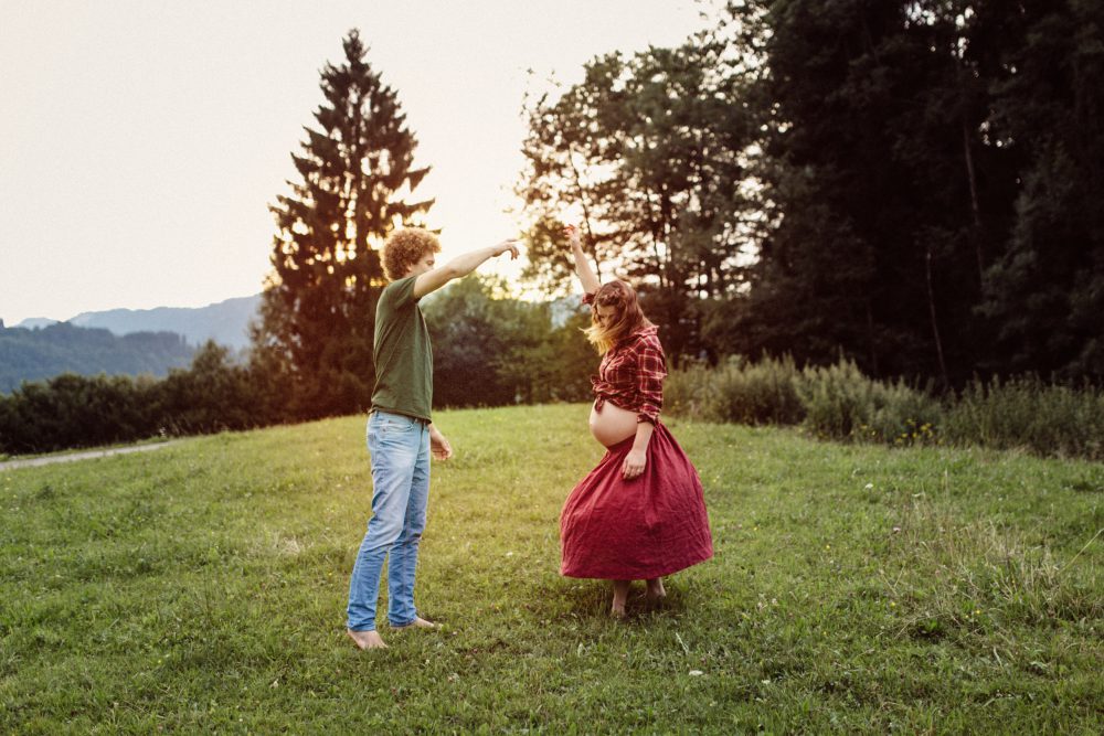 Babybauch Shooting am idyllischen Bergweiher