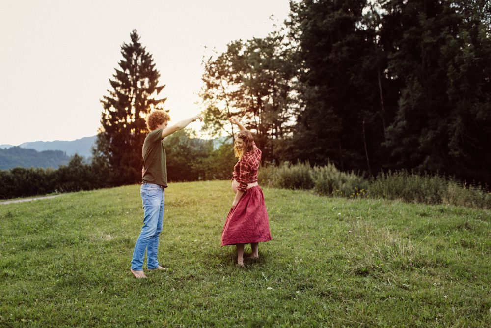 Babybauch Shooting am idyllischen Bergweiher