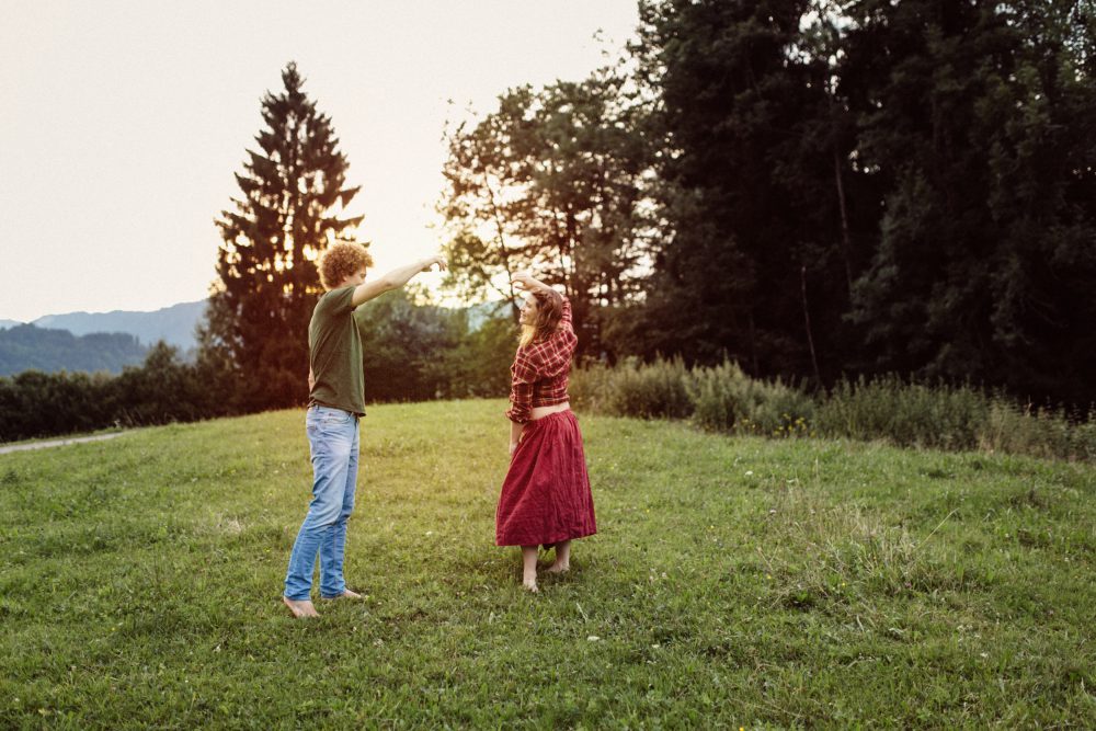Babybauch Shooting am idyllischen Bergweiher