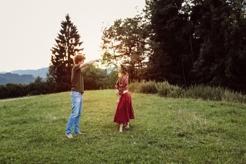 Babybauch Shooting am idyllischen Bergweiher