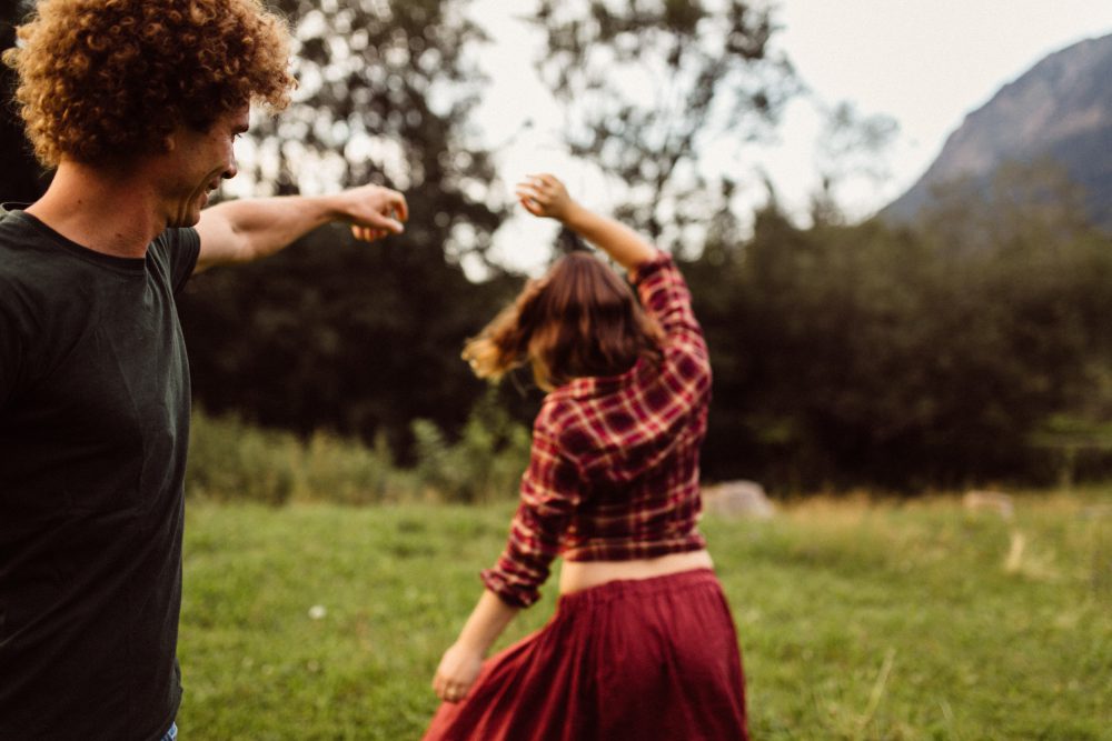 Babybauch Shooting am idyllischen Bergweiher
