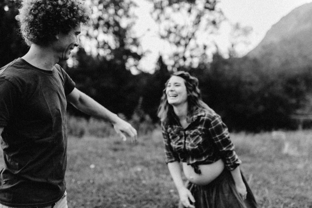 Babybauch Shooting am idyllischen Bergweiher