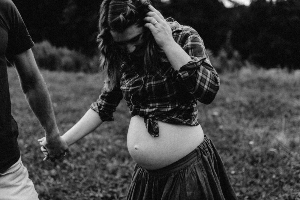 Babybauch Shooting am idyllischen Bergweiher