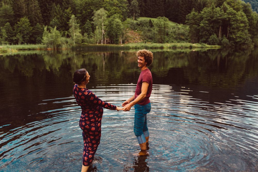 Babybauch Shooting am idyllischen Bergweiher