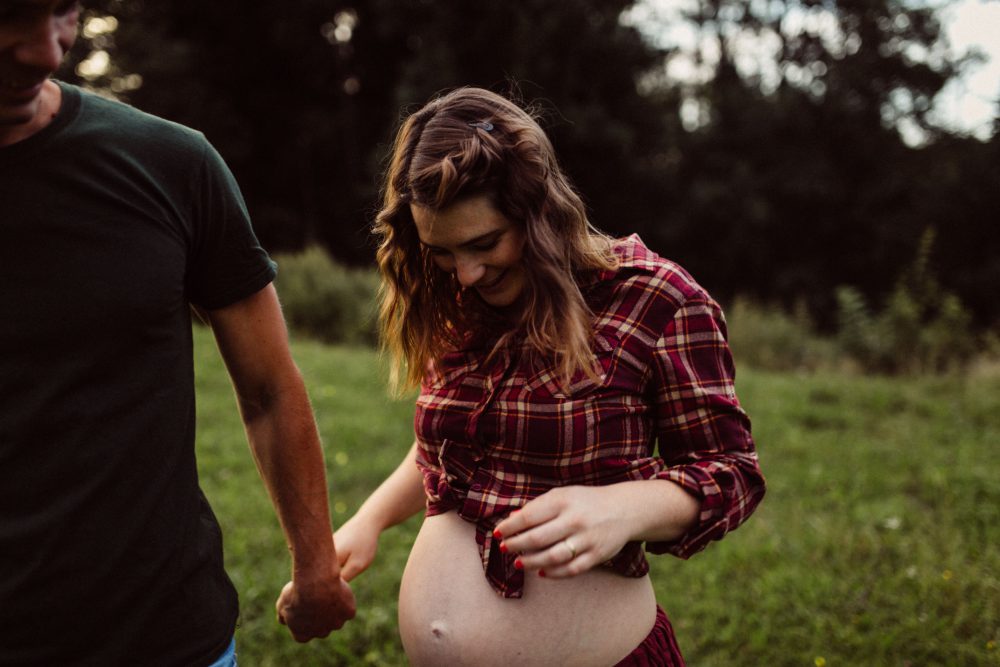 Babybauch Shooting am idyllischen Bergweiher