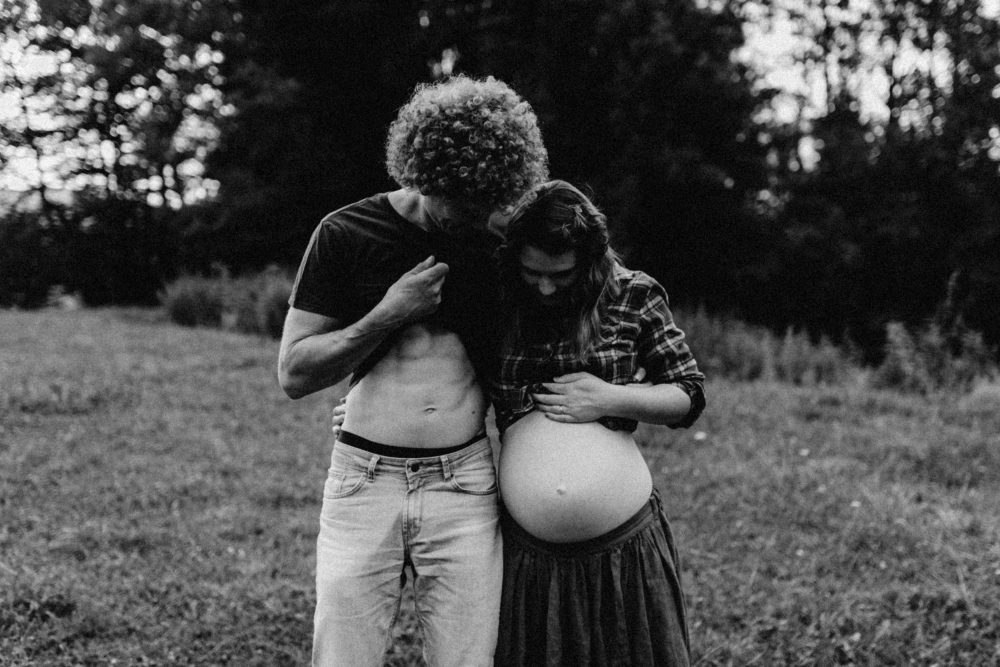 Babybauch Shooting am idyllischen Bergweiher