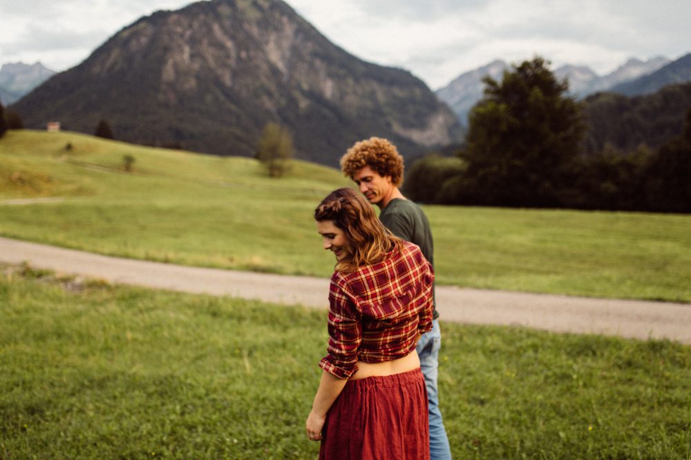 Babybauch Shooting am idyllischen Bergweiher