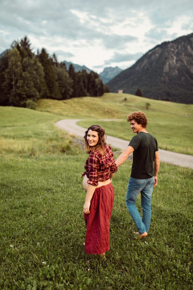 Babybauch Shooting am idyllischen Bergweiher