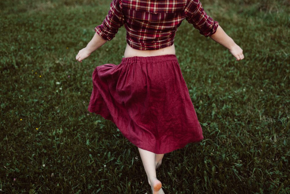 Babybauch Shooting am idyllischen Bergweiher