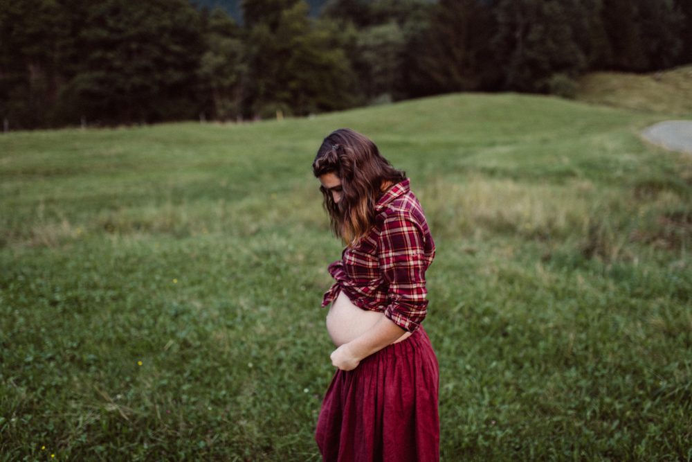 Babybauch Shooting am idyllischen Bergweiher