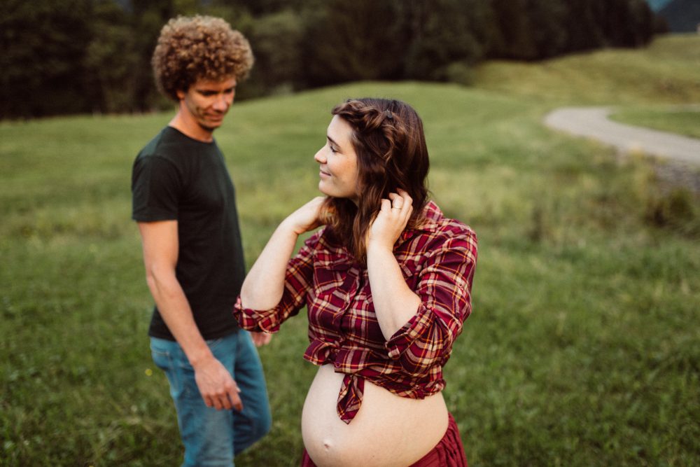 Babybauch Shooting am idyllischen Bergweiher