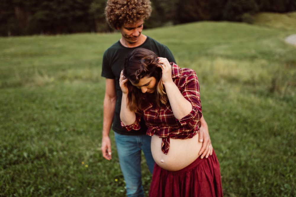 Babybauch Shooting am idyllischen Bergweiher