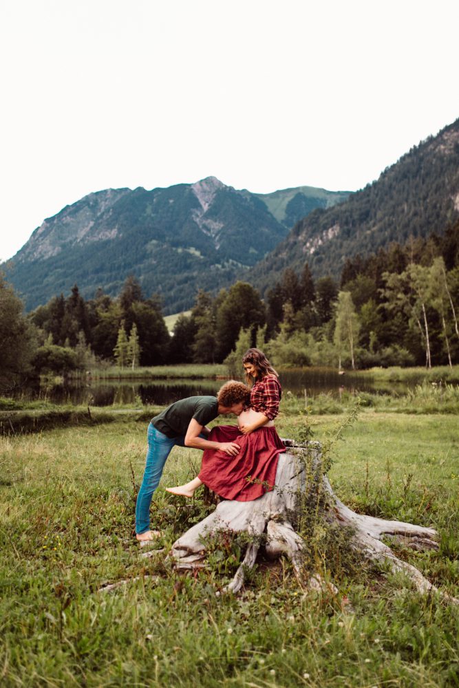 Babybauch Shooting am idyllischen Bergweiher