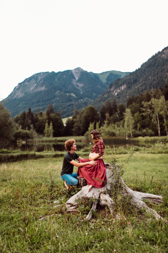 Babybauch Shooting am idyllischen Bergweiher
