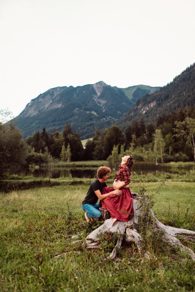 Babybauch Shooting am idyllischen Bergweiher