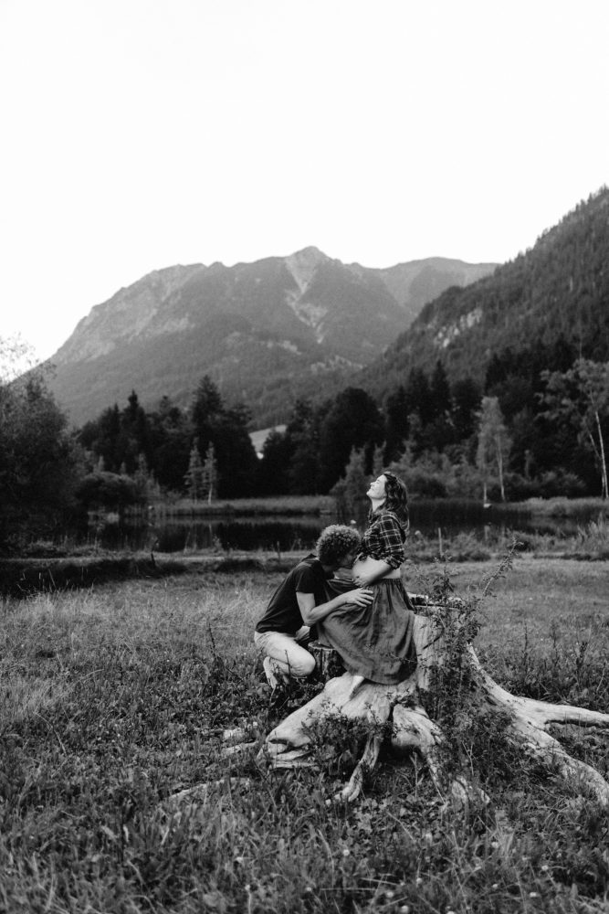 Babybauch Shooting am idyllischen Bergweiher