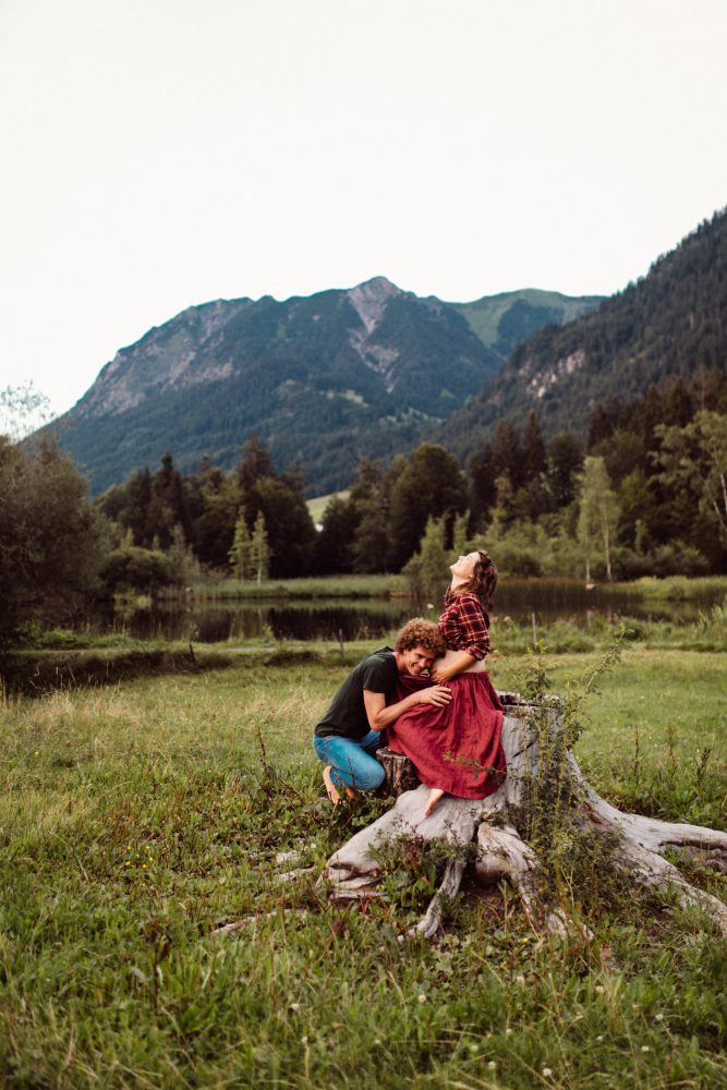 Babybauch Shooting am idyllischen Bergweiher