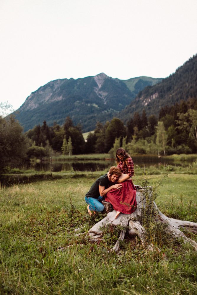 Babybauch Shooting am idyllischen Bergweiher