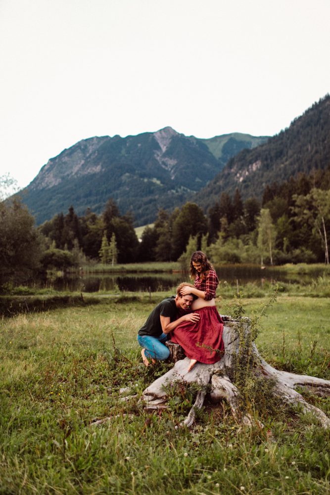 Babybauch Shooting am idyllischen Bergweiher