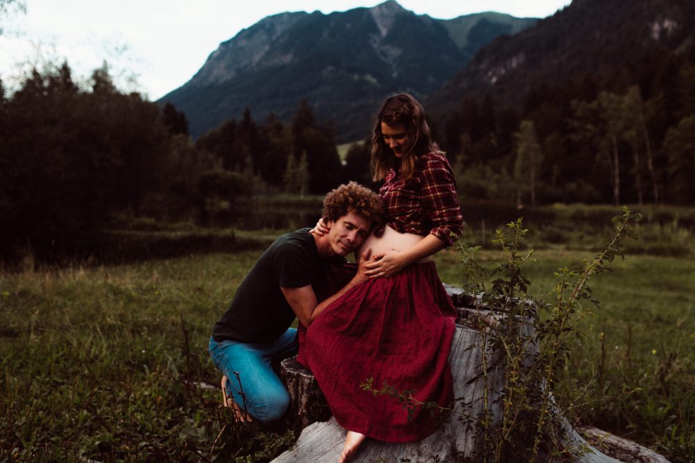 Babybauch Shooting am idyllischen Bergweiher