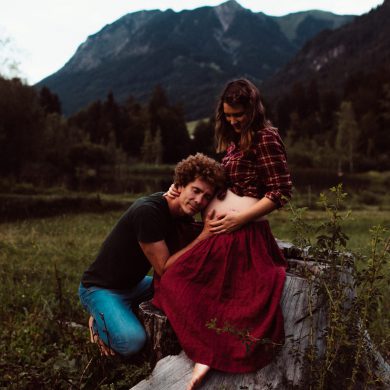Babybauch Shooting am idyllischen Bergweiher