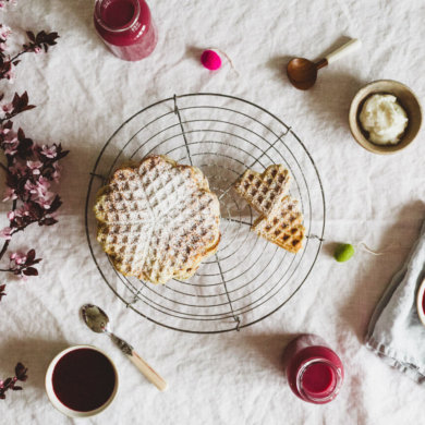 Friesische Insel-Krug Waffeln mit Pflaumenmus zu Ostern